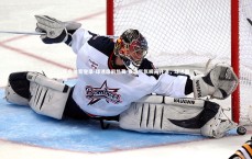 乐鱼体育登录-球迷席前热舞 赛场气氛瞬间升温，球迷舞蹈